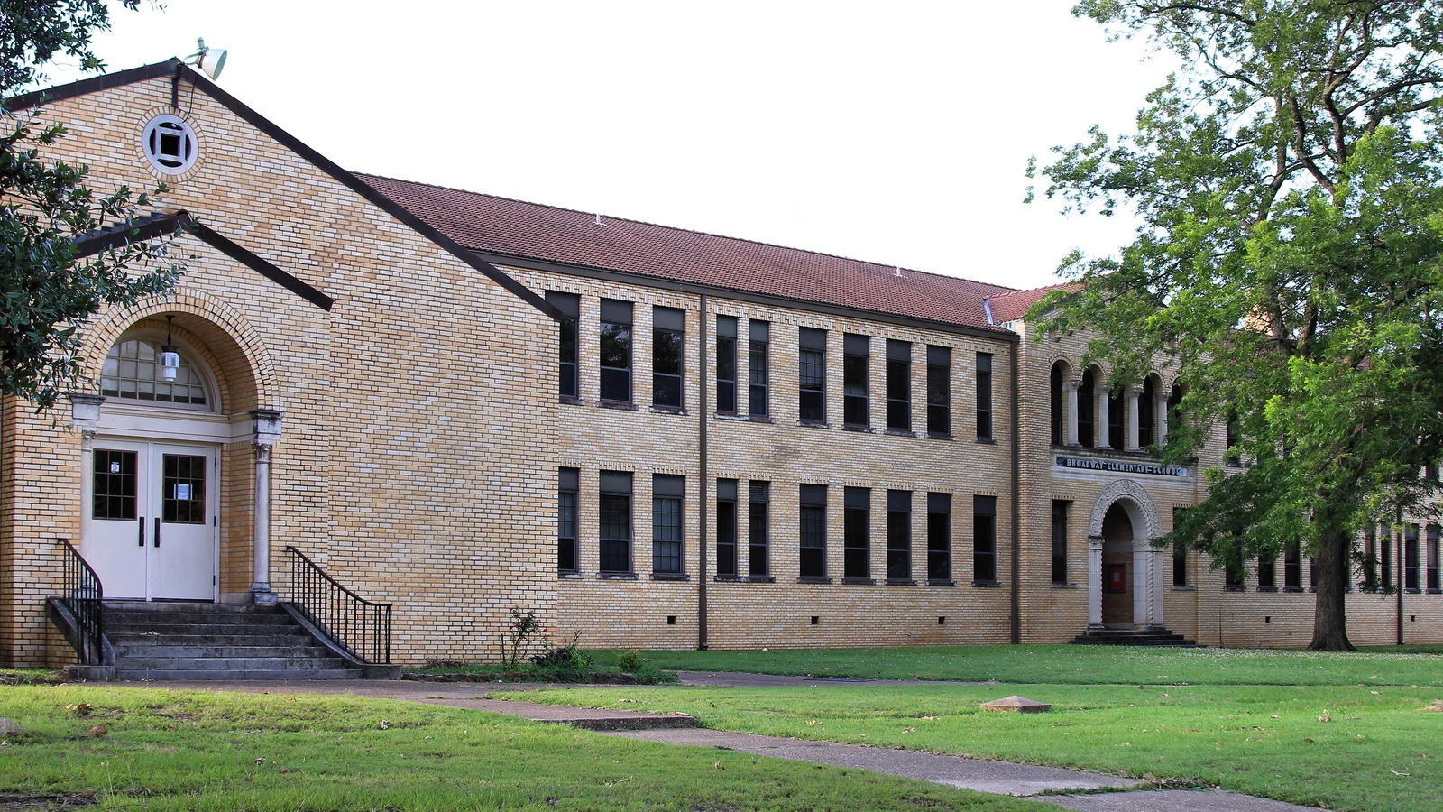 Broadway Elementary School exterior in Gladewater, Texas