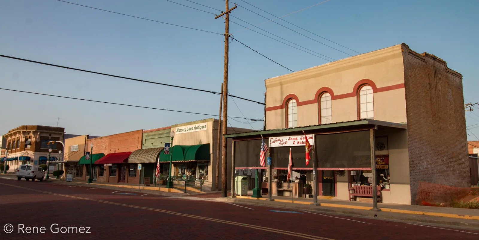 Downtown Mineola storefronts